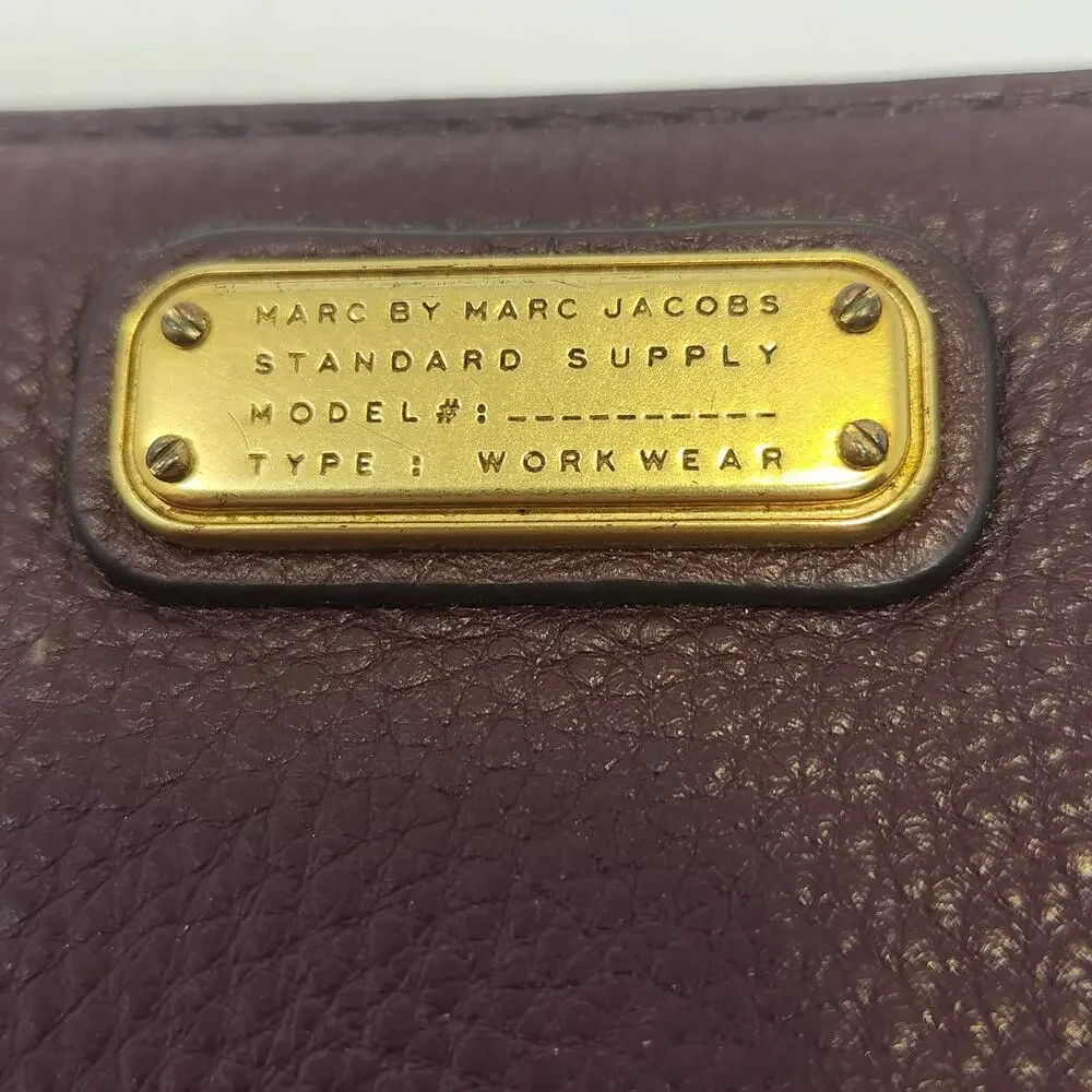 Marc by Marc Jacobs Classic Q Bifold Wallet Single Snap Closure Maroon Leather - Picture 2 of 7